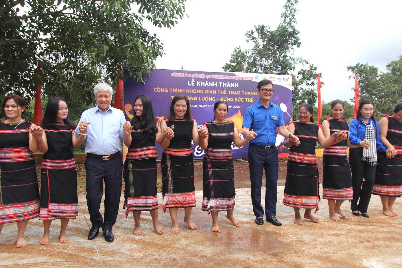 Ông Đỗ Văn Chiến, anh Bùi Quang Huy, chị Nguyễn Phạm Duy Trang nắm tay người dân nhảy điệu múa truyền thống