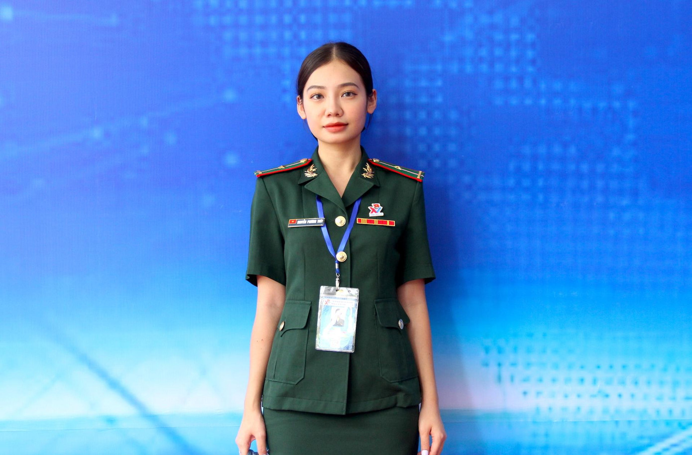 Thiếu uý Nguyễn Phương Thúy của Đoàn Bộ đội Biên phòng tỉnh Gia Lai vừa duyên dáng nhưng cũng đầy chất "thép".