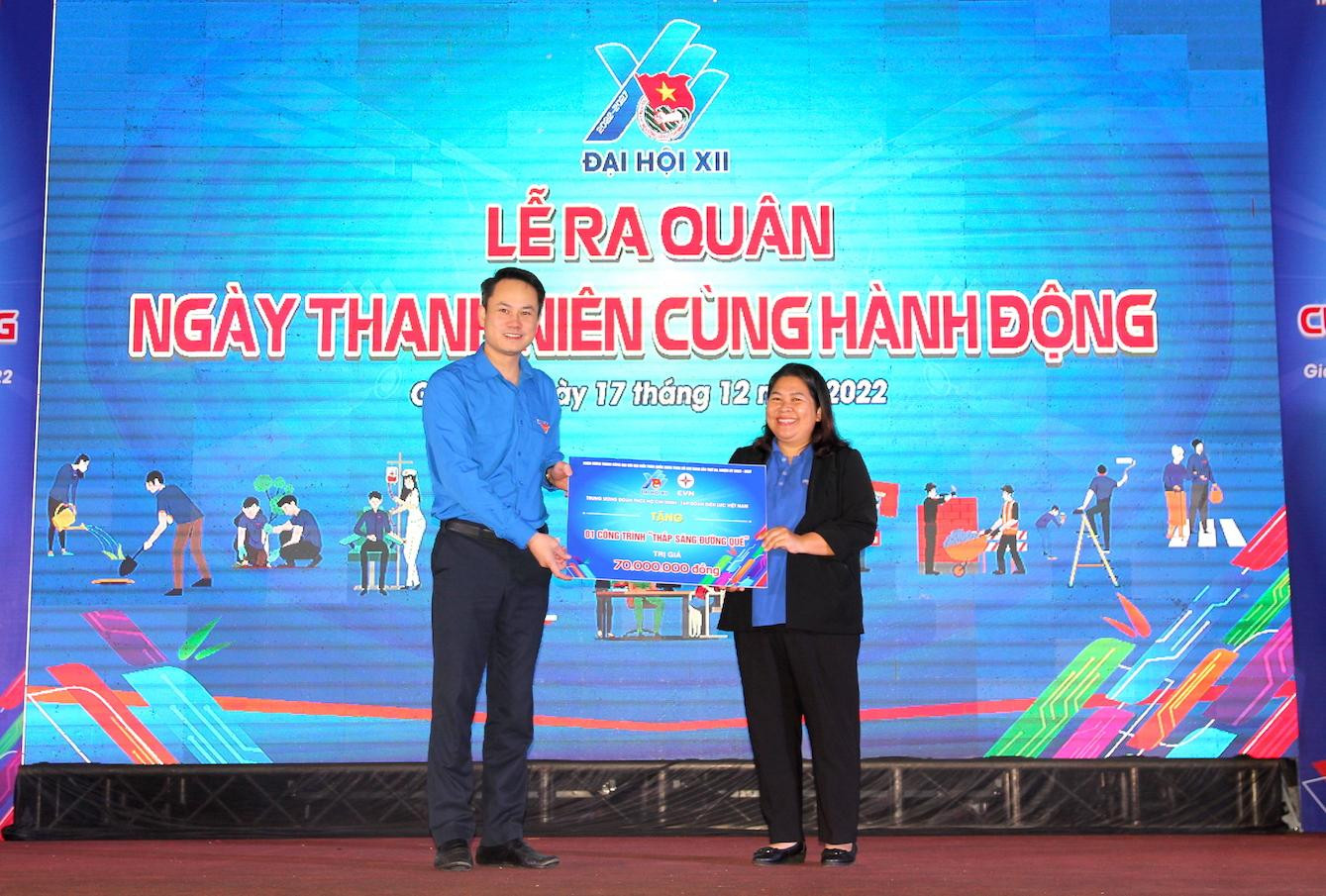 Anh Nguyễn Kim Quy trao bảng tượng trưng 1 công trình “Thắp sáng đường quê” (trị giá 70 triệu đồng) cho Bí thư Tỉnh Đoàn Gia Lai. Anh Nguyễn Kim Quy trao bảng tượng trưng 1 công trình “Thắp sáng đường quê” (trị giá 70 triệu đồng) cho Bí thư Tỉnh Đoàn Gia Lai.