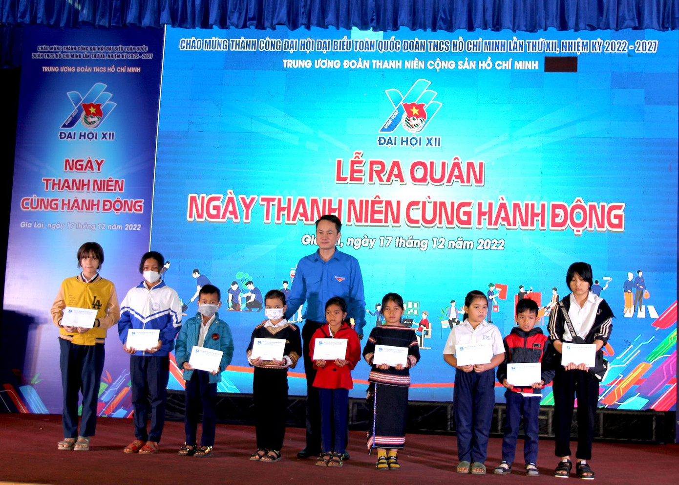 Các em nhỏ ở huyện nghèo Kbang (Gia Lai) nhận học bổng từ Trung ương Đoàn. Các em nhỏ ở huyện nghèo Kbang (Gia Lai) nhận học bổng từ Trung ương Đoàn.