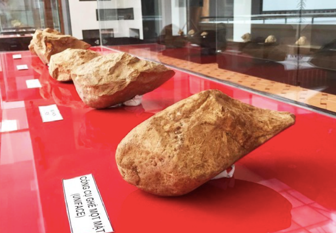 Công cụ ghè một mặt ở di tích khảo cổ Rộc Tưng - Gò Đá Công cụ ghè một mặt ở di tích khảo cổ Rộc Tưng - Gò Đá