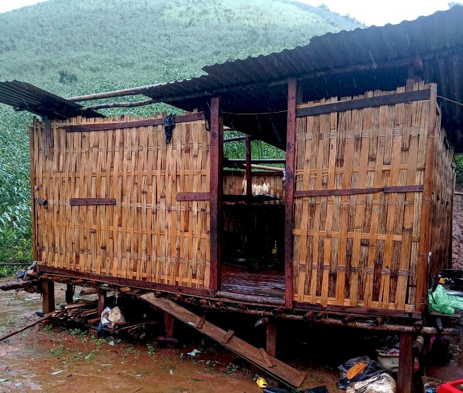 Cán bộ Huyện đoàn Tu Mơ Rông đi nắm bắt tình hình, thống kê thiệt hại của các hộ dân trên địa bàn