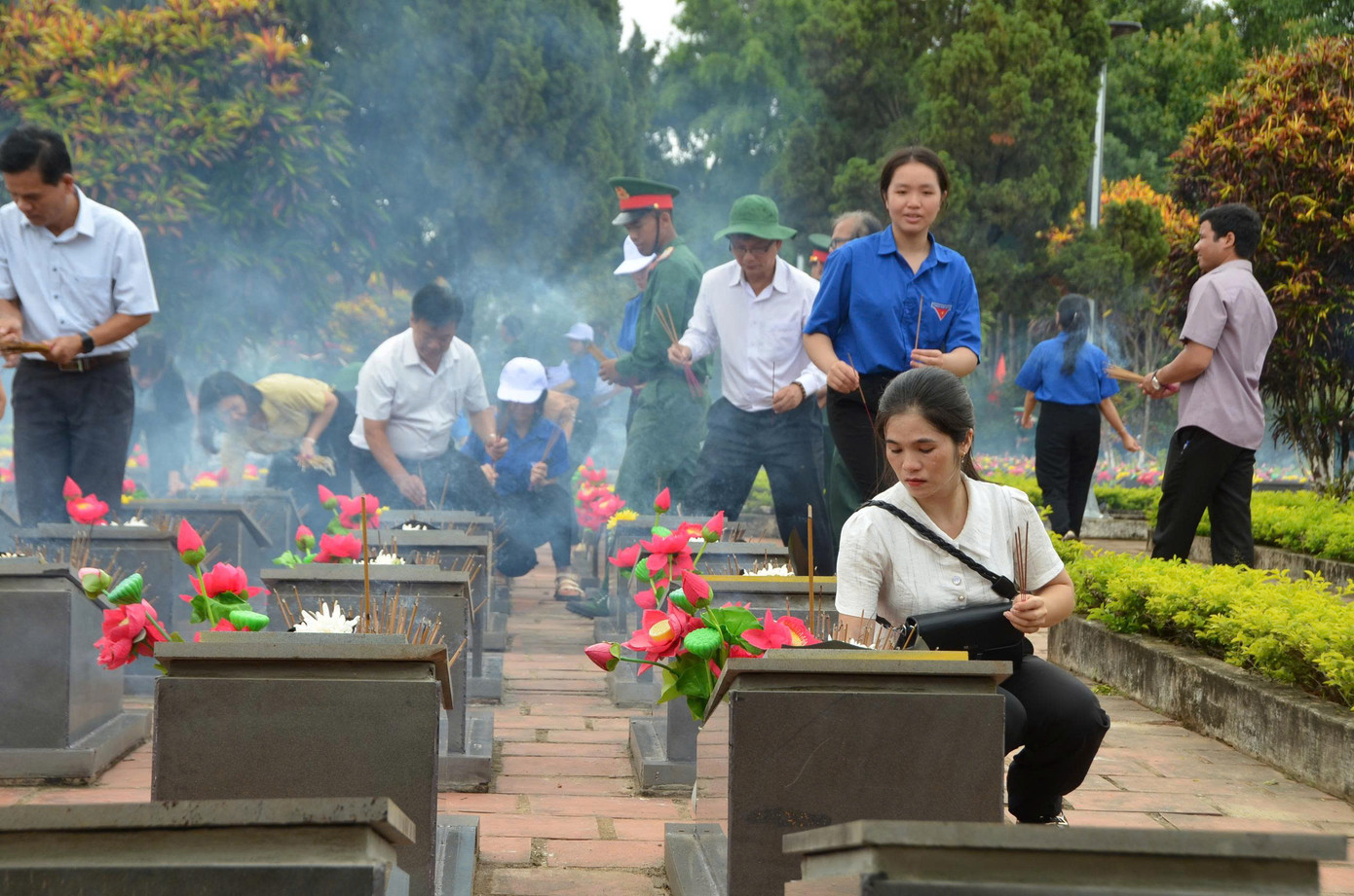Mọi người thắp hương, biết ơn các liệt sĩ đã nằm xuống