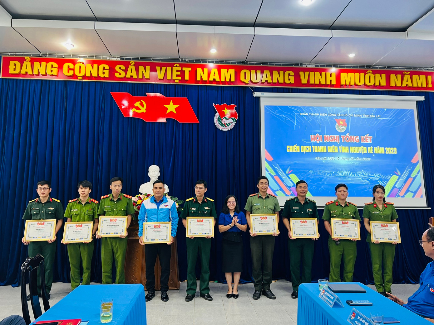 Dịp này, Ban Chấp hành Tỉnh Đoàn đã tặng bằng khen 49 tập thể, 47 cá nhân có thành tích trong thực hiện các chiến dịch