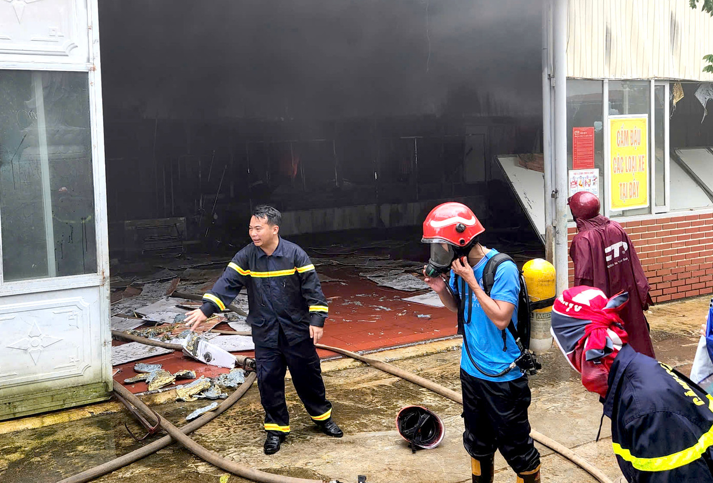 Lực lượng chữa cháy vào hiện trường