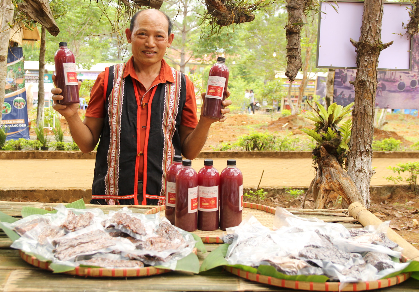 Các hoạt động nổi bật được tổ chức trong dịp này như trưng bày không gian Văn hóa các dân tộc bản địa với những điểm nhấn là Nhà Rông, Cồng chiêng, Kho lúa, hoạt động dệt vải, đan lát, chế tác tượng gỗ…; tổ chức không gian ẩm thực mang hương vị độc đáo riêng của Măng Đen với Cơm lam, gà nướng, cá suối, rau rừng… Cùng với đó là không gian trưng bày, giới thiệu sản phẩm OCOP, sản phẩm nổi bật của địa phương với hàng trăm sản phẩm như các loại đồ uống, rau, củ, quả xứ lạnh, dược liệu để phục vụ du khách đến với Măng Đen dịp này.