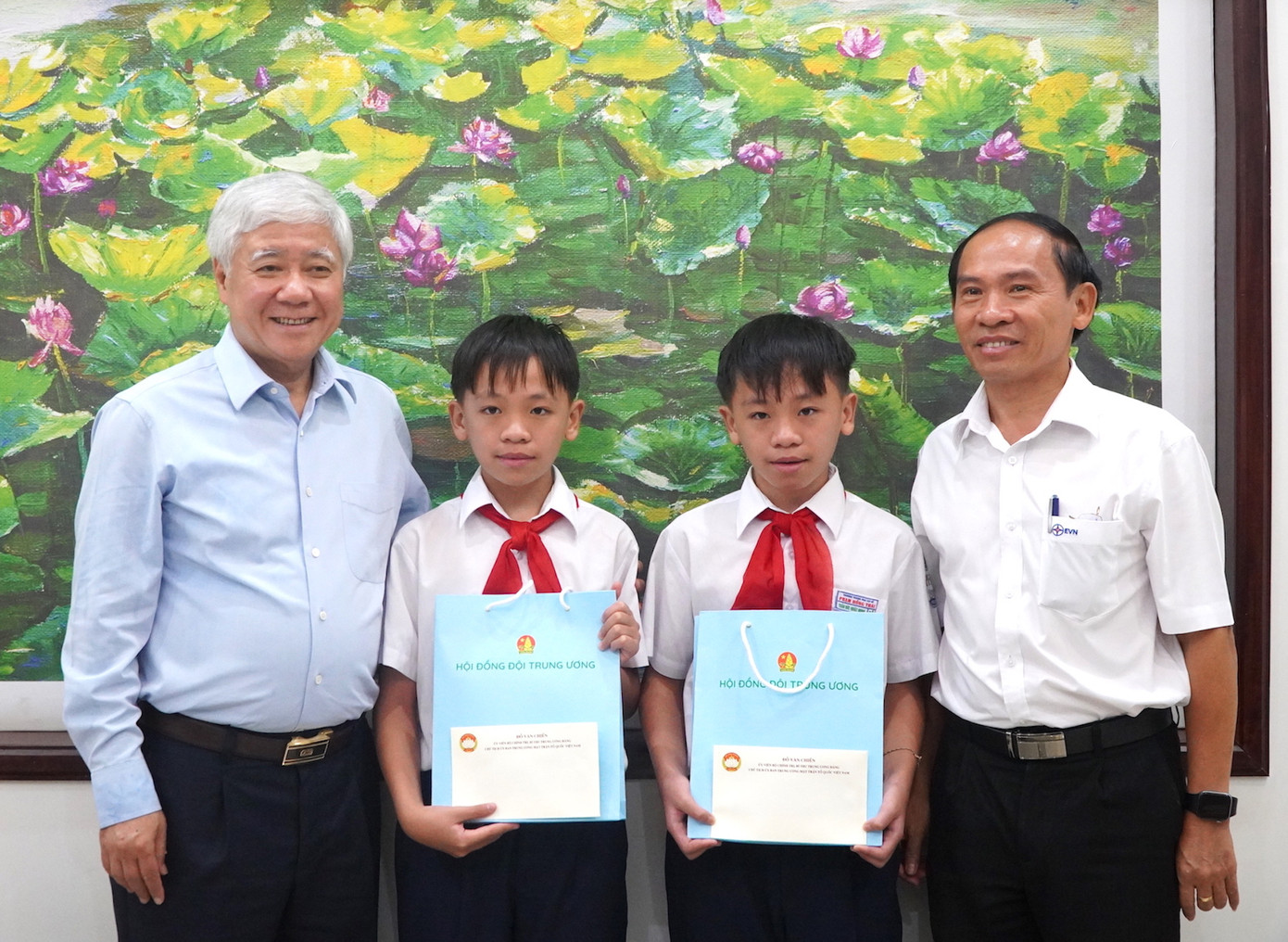 Chủ tịch Uỷ ban T.Ư Mặt trận Tổ quốc Việt Nam Đỗ Văn Chiến trao học bổng cho hai cháu trai sinh đôi của Mẹ Việt Nam anh hùng Lê Thị Thọ nhân ngày 1/6.