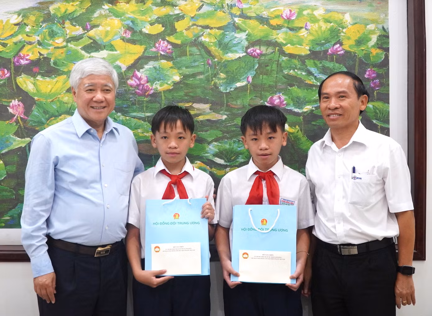 Chủ tịch Uỷ ban T.Ư Mặt trận Tổ quốc Việt Nam Đỗ Văn Chiến trao học bổng cho hai cháu trai sinh đôi của Mẹ Việt Nam anh hùng Lê Thị Thọ nhân ngày 1/6.
