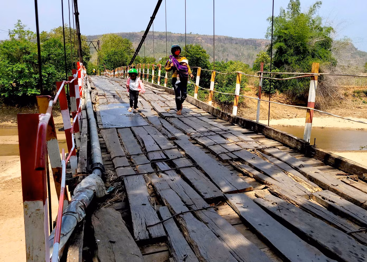 Những cơn gió lớn thổi làm cầu lắc lư khiến ai cũng thót tim