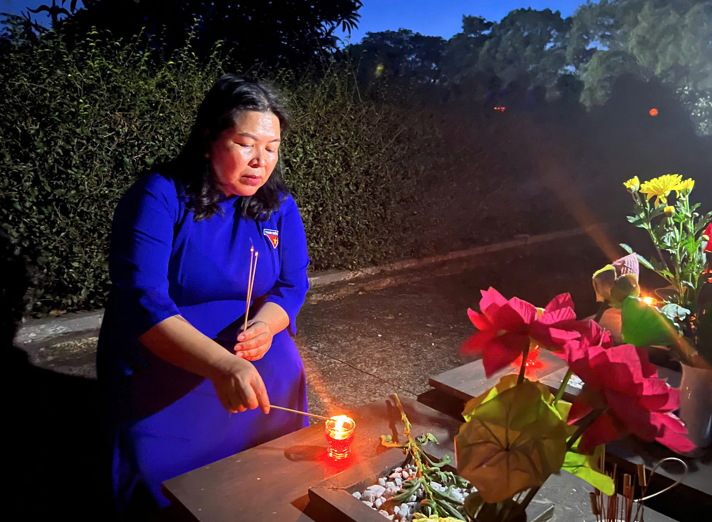 Chị Hà Thị Giang Thảo – Bí thư Tỉnh Đoàn Gia Lai dâng hương các liệt sĩ.