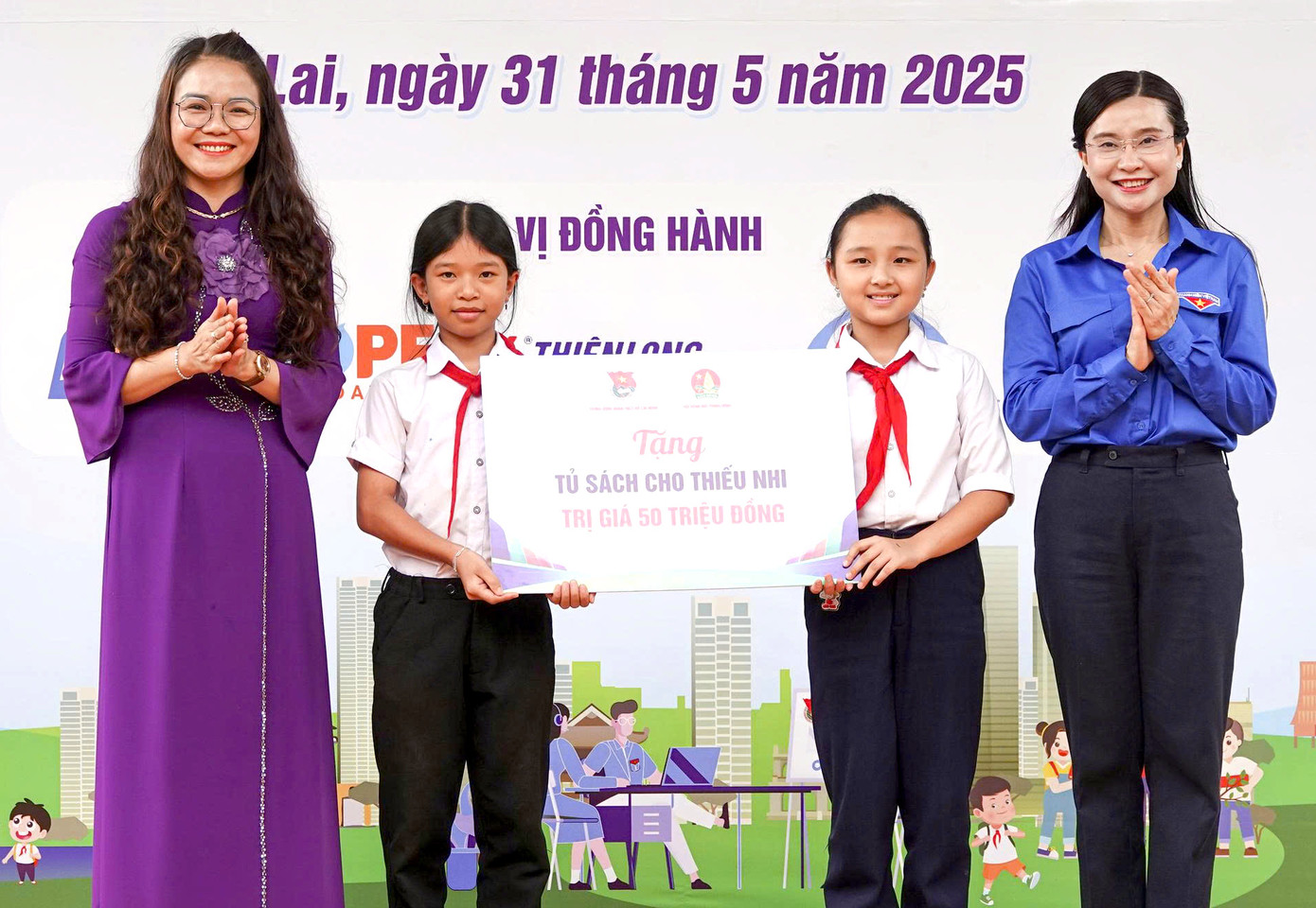 Chị Nguyễn Phạm Duy Trang tặng tủ sách cho thiếu nhi. Chị Nguyễn Phạm Duy Trang tặng tủ sách cho thiếu nhi.