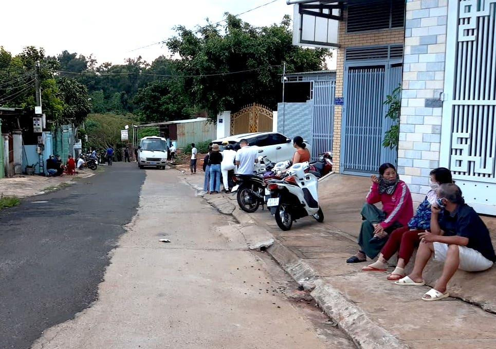 Người dân đến xem cán bộ, chiến sĩ công an 'đột kích' sòng bạc Người dân đến xem cán bộ, chiến sĩ công an 'đột kích' sòng bạc