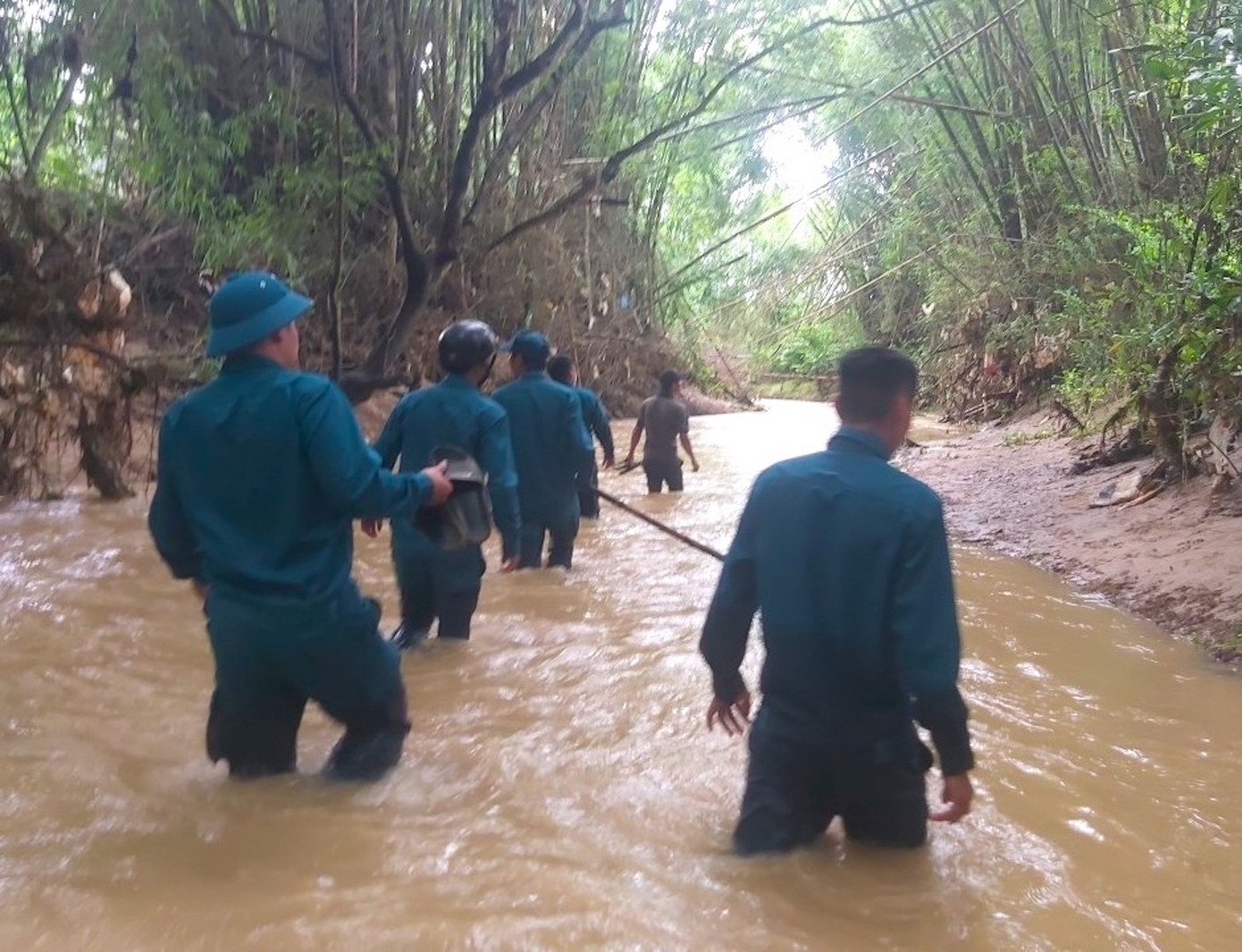 Lực lượng chức năng tìm kiếm nạn nhân ở khu vực cầu tràn thuộc nhóm 3, xã Hoà Bình Lực lượng chức năng tìm kiếm nạn nhân ở khu vực cầu tràn thuộc nhóm 3, xã Hoà Bình