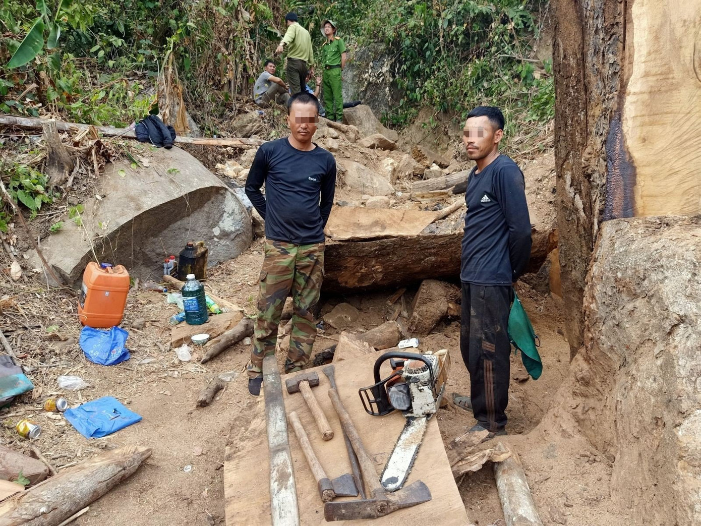 Hai đối tượng cùng tang vật trong vụ khai thác lâm sản trái phép. Ảnh: Công an tỉnh Kon Tum Hai đối tượng cùng tang vật trong vụ khai thác lâm sản trái phép. Ảnh: Công an tỉnh Kon Tum