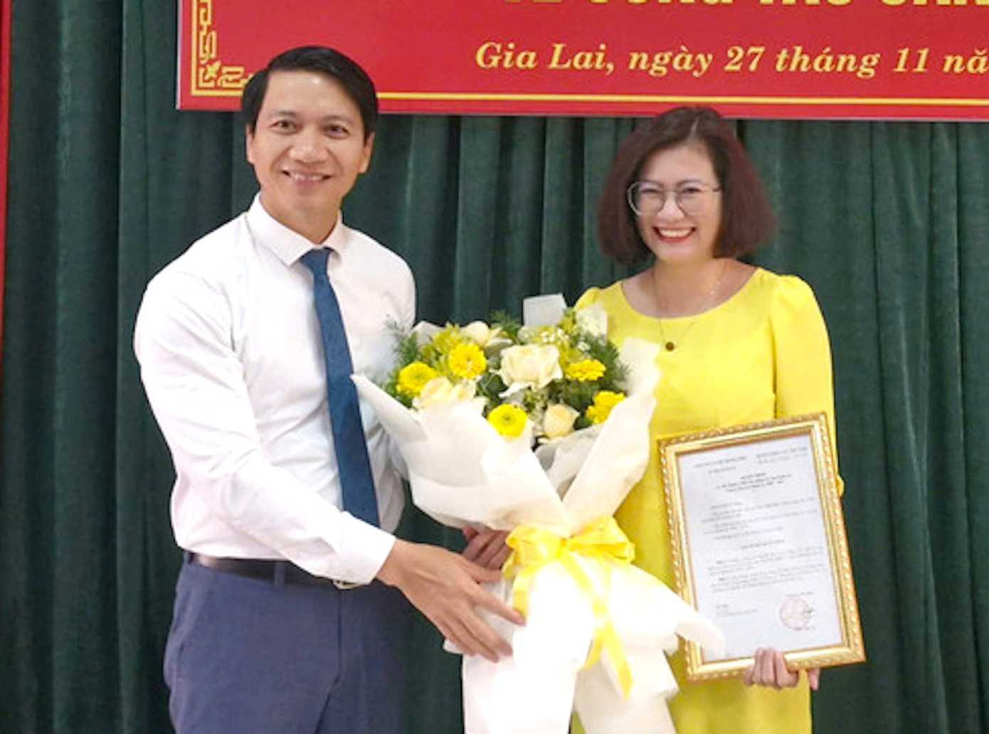 Phó Bí thư Tỉnh uỷ Gia Lai Nguyễn Ngọc Lương trao quyết định, tặng hoa chúc mừng bà Nguyễn Thị Thanh Hằng
