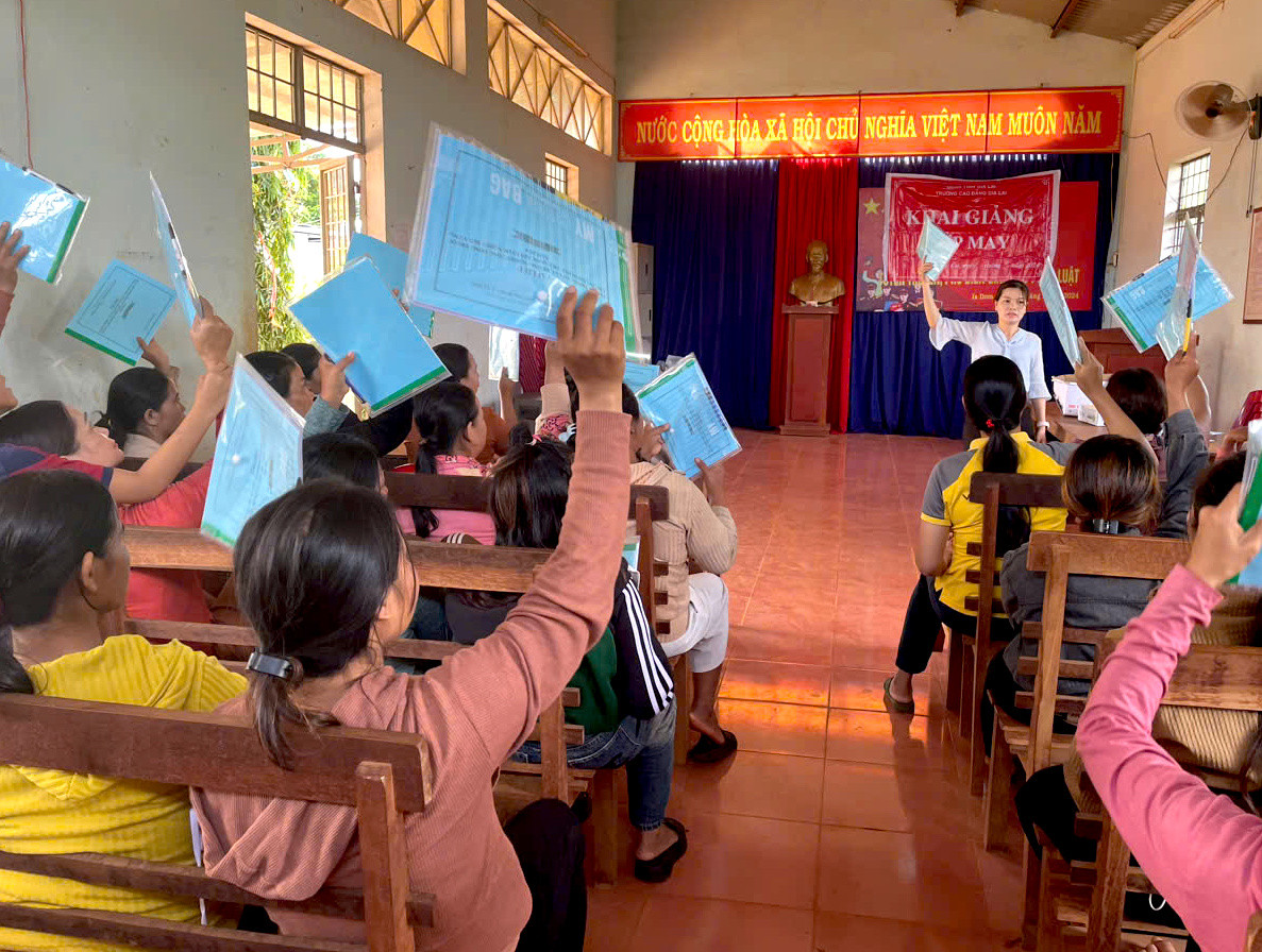 Cán bộ huyện Đức Cơ tập huấn, định hướng cho người dân