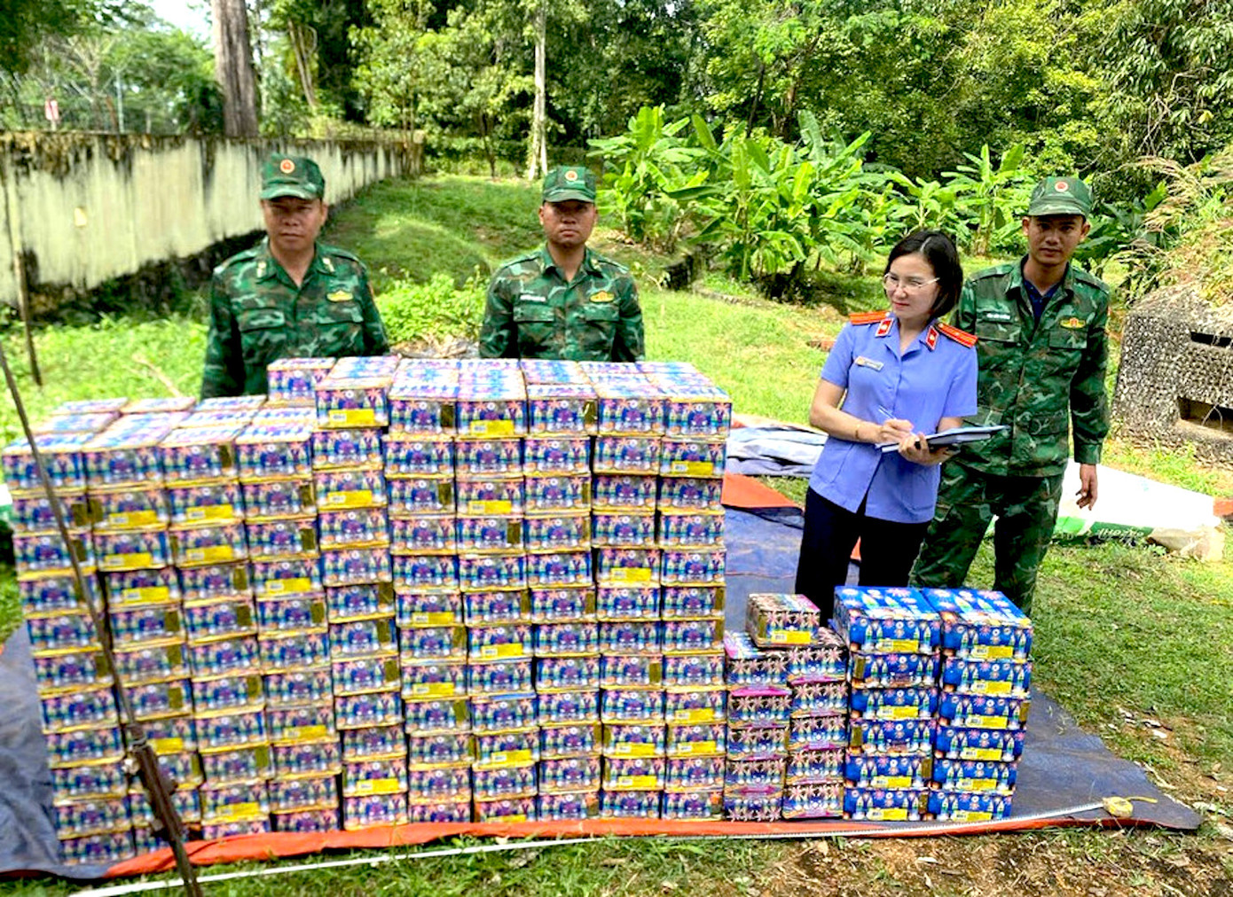 273 hộp pháo nổ được phát hiện ở rẫy cà phê. 273 hộp pháo nổ được phát hiện ở rẫy cà phê.