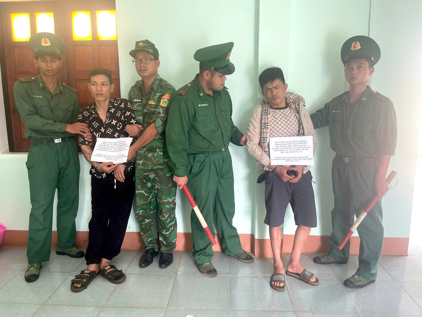 Đối tượng Tuấn (bên phải) và Thành bị bắt giữ Đối tượng Tuấn (bên phải) và Thành bị bắt giữ