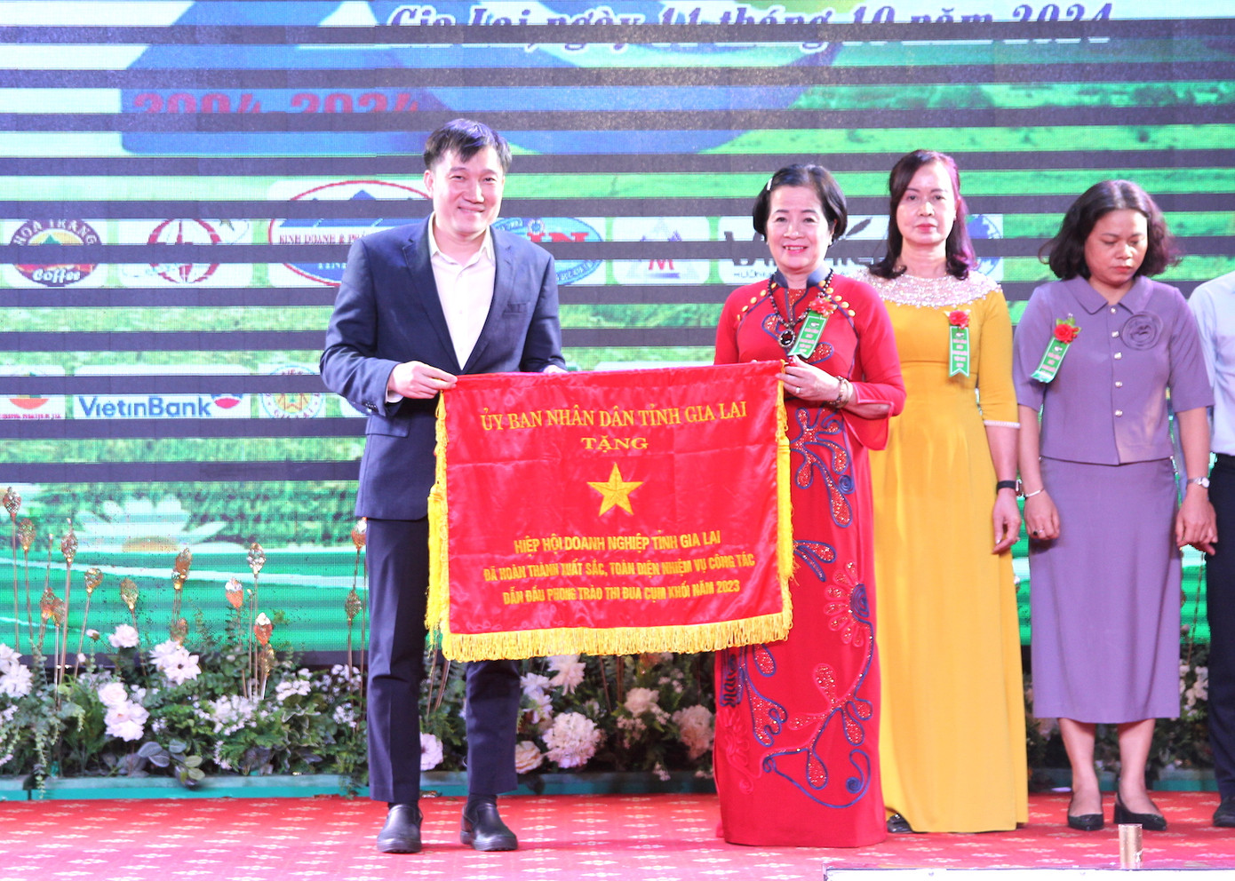 Phó Chủ tịch UBND tỉnh Nguyễn Tuấn Anh trao Cờ thi đua của UBND tỉnh cho 8 tập thể có thành tích xuất sắc Phó Chủ tịch UBND tỉnh Nguyễn Tuấn Anh trao Cờ thi đua của UBND tỉnh cho 8 tập thể có thành tích xuất sắc