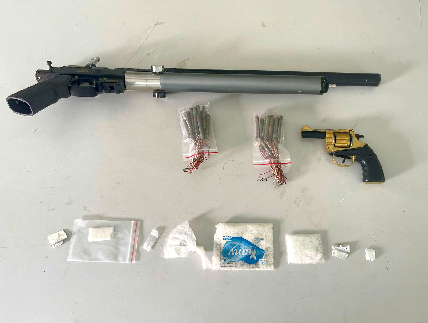 Qua khám xét nhà của Tuấn, lực lượng chức năng thu nhiều vũ khí nguy hiểm Qua khám xét nhà của Tuấn, lực lượng chức năng thu nhiều vũ khí nguy hiểm