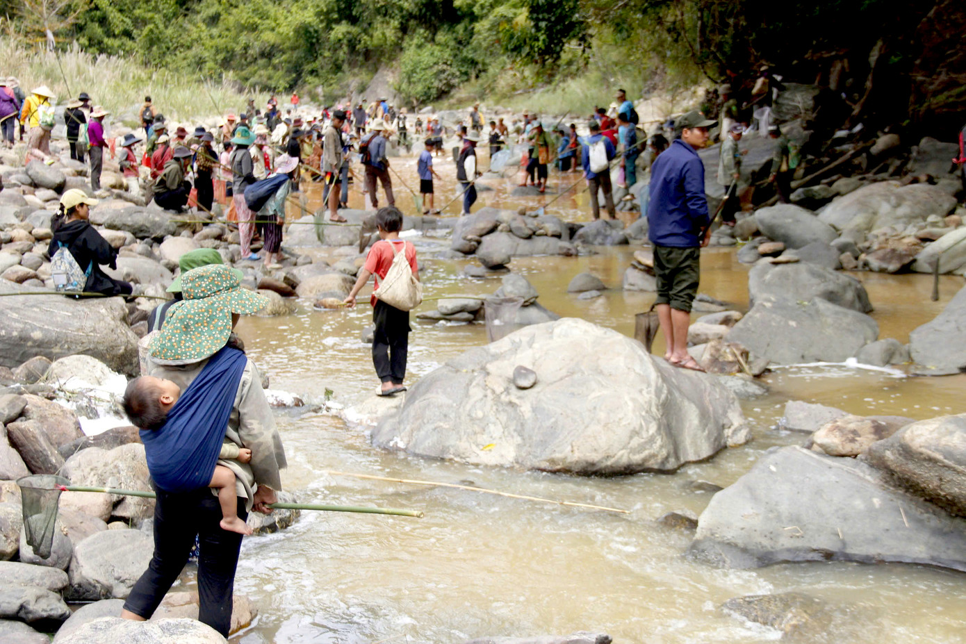 Cả những người phụ nữ cũng tham gia cuộc vui.