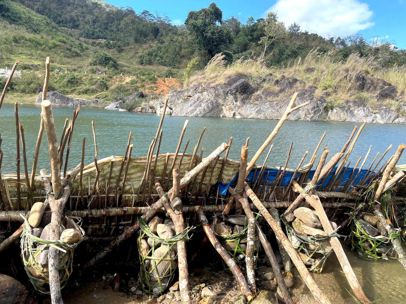 Rọ đá được cột lại khéo léo kết vào khung gỗ 3 chân.