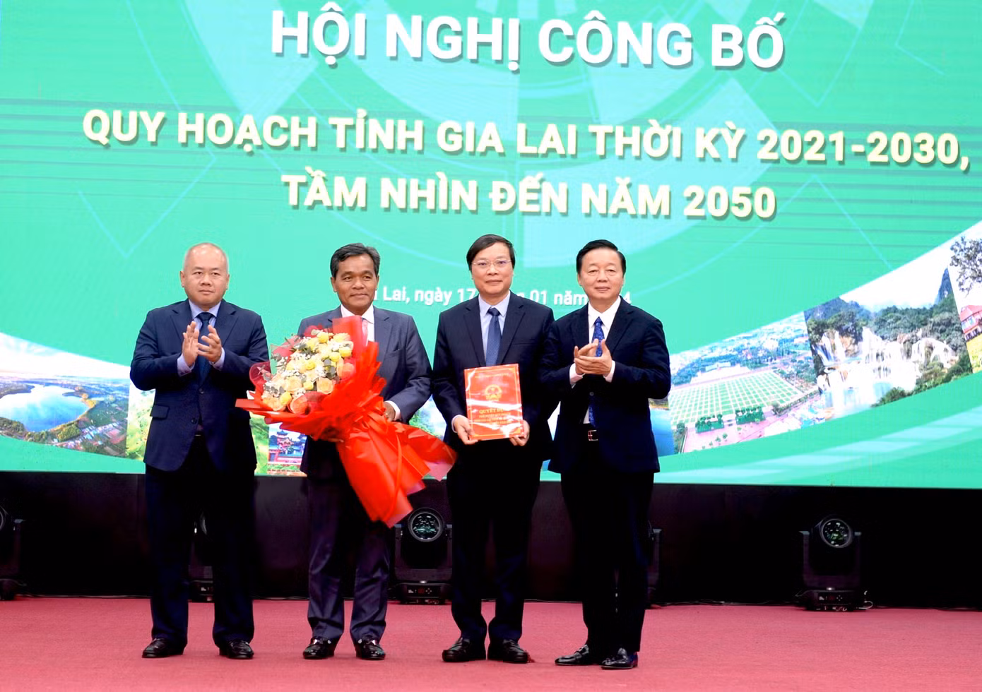 Phó Thủ tướng Chính phủ Trần Hồng Hà trao công bố quy hoạch cho lãnh đạo tỉnh Gia Lai