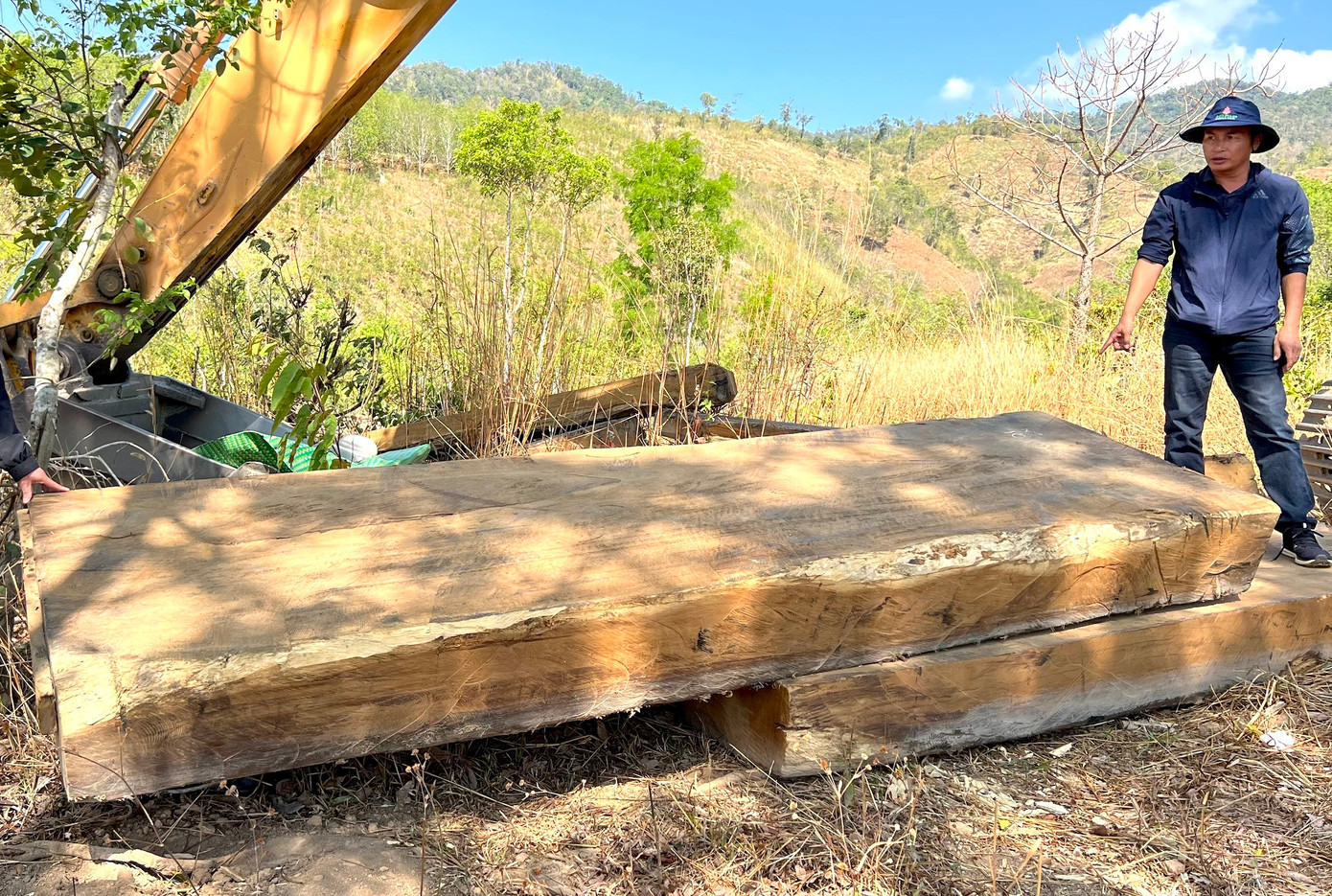 Một trong những hộp gỗ vuông nghi đang được tẩu tán, cách bãi tập kết ban đầu chừng 300m