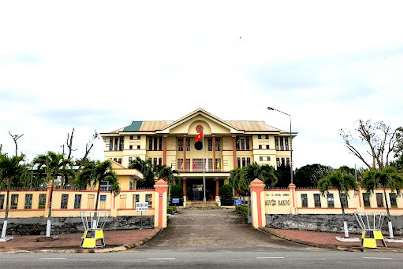 Trụ sở UBND huyện Đak Pơ. Ảnh: Nguyễn Bình Trụ sở UBND huyện Đak Pơ. Ảnh: Nguyễn Bình