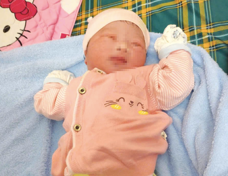 Bé gái sơ sinh sức khoẻ bình thường, nặng 4kg Bé gái sơ sinh sức khoẻ bình thường, nặng 4kg