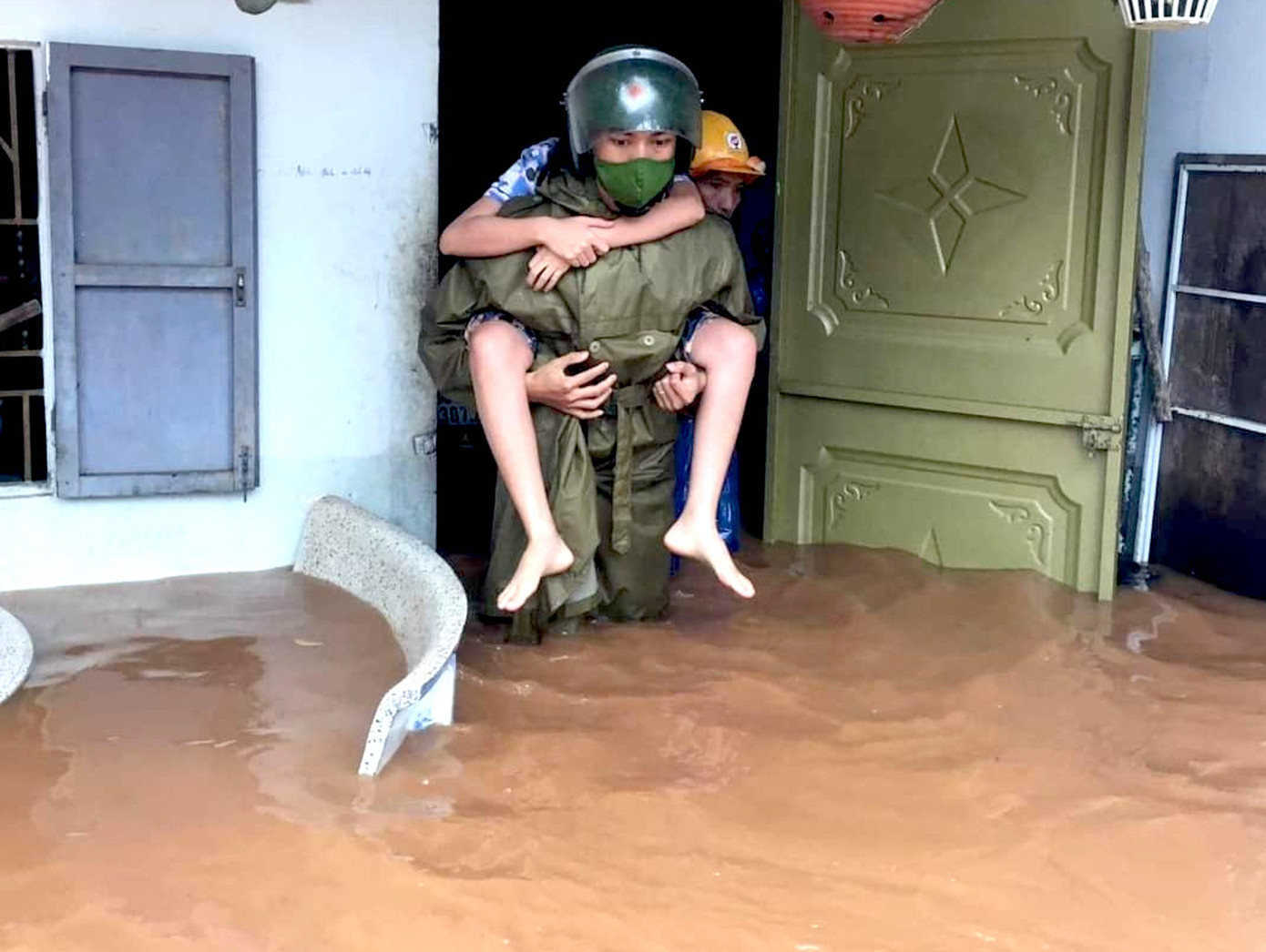 Lực lượng chức năng tỉnh Gia Lai kịp thời sơ tán hàng chục hộ gia đình ở hẻm 11 đường Nguyễn Viết Xuân, thành phố Pleiku và tài sản của họ đến nơi an toàn, trong đó có người già, phụ nữ và trẻ nhỏ, không để xảy ra thiệt hại về người.