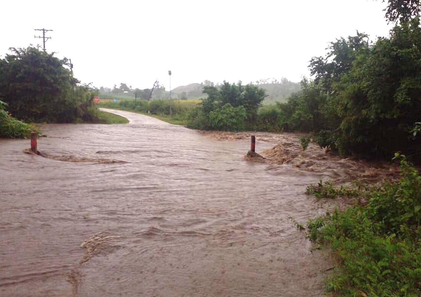 Ngầm tràn ở xã Yang Nam, huyện Kông Chro, Gia Lai bị ngập, người dân tạm thời chưa thể qua đây. Ông Lưu Trung Nghĩa, Giám đốc Sở Nông nghiệp và Phát triển Nông thôn tỉnh Gia Lai cho biết, đến thời điểm này, địa phương chưa ghi nhận thiệt hại lớn do cơn bão số 8 gây ra. Hiện Sở đang tiếp tục chỉ đạo các địa phương rà soát, nắm tình hình và thống kê thiệt hại.