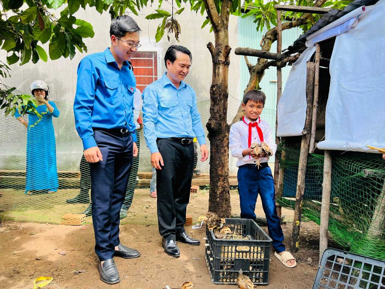 Anh Đỗ Duy Nam - Phó Bí thư Tỉnh Đoàn Gia Lai (ở giữa) trao 10 đàn gà cho các học sinh khó khăn ở huyện Mang Yang