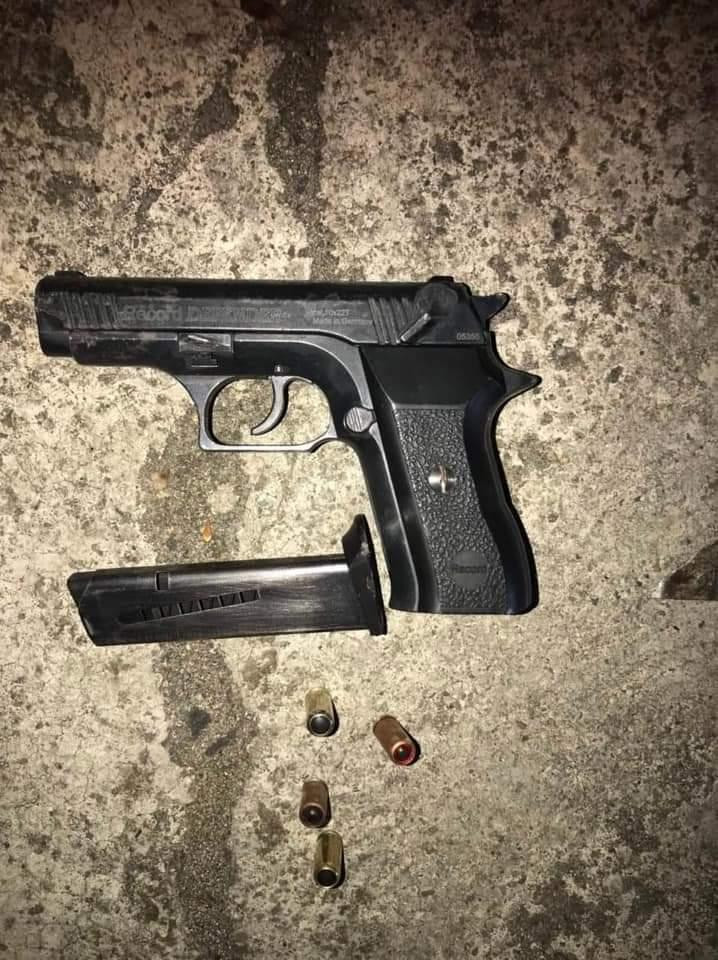 Cảnh sát 113 phát hiện 1 khẩu súng bắn đạn cay tại hiện trường. Ảnh: Cảnh sát 113