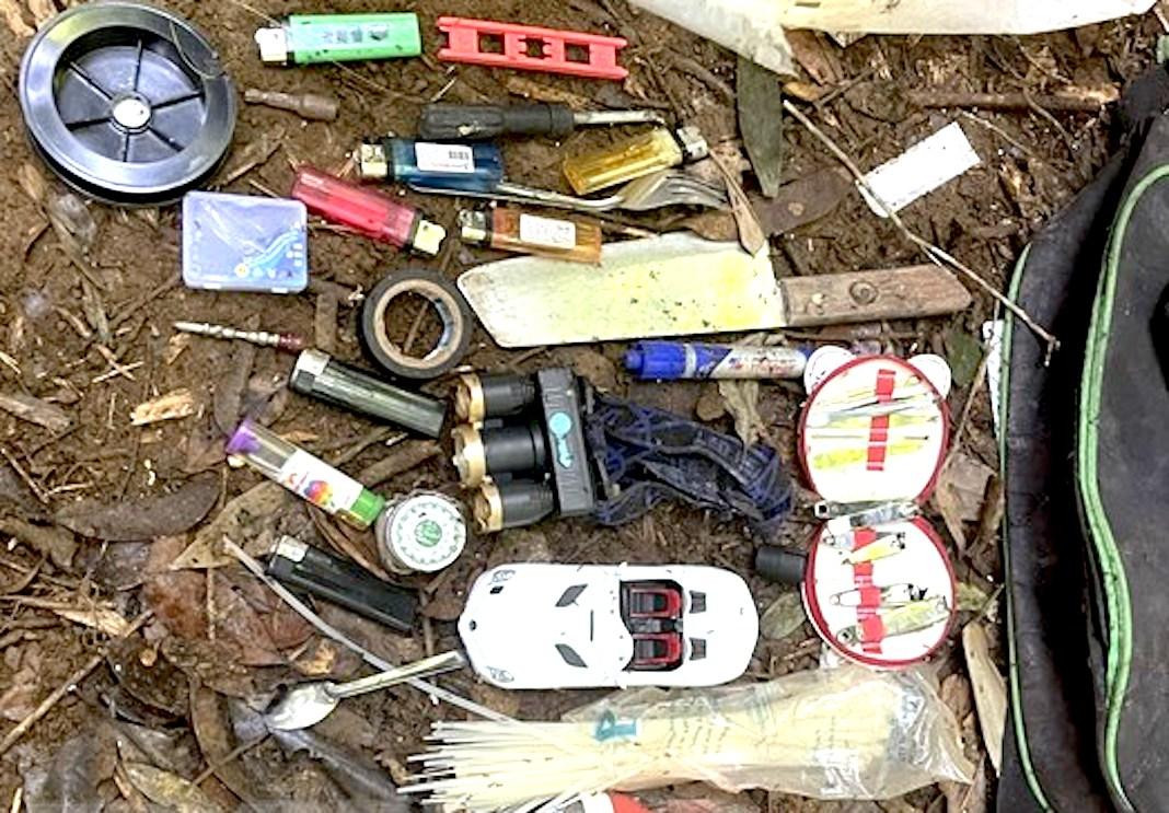 Người nhà đến xem và xác nhận nhiều vật dụng tại hiện trường là của nạn nhân