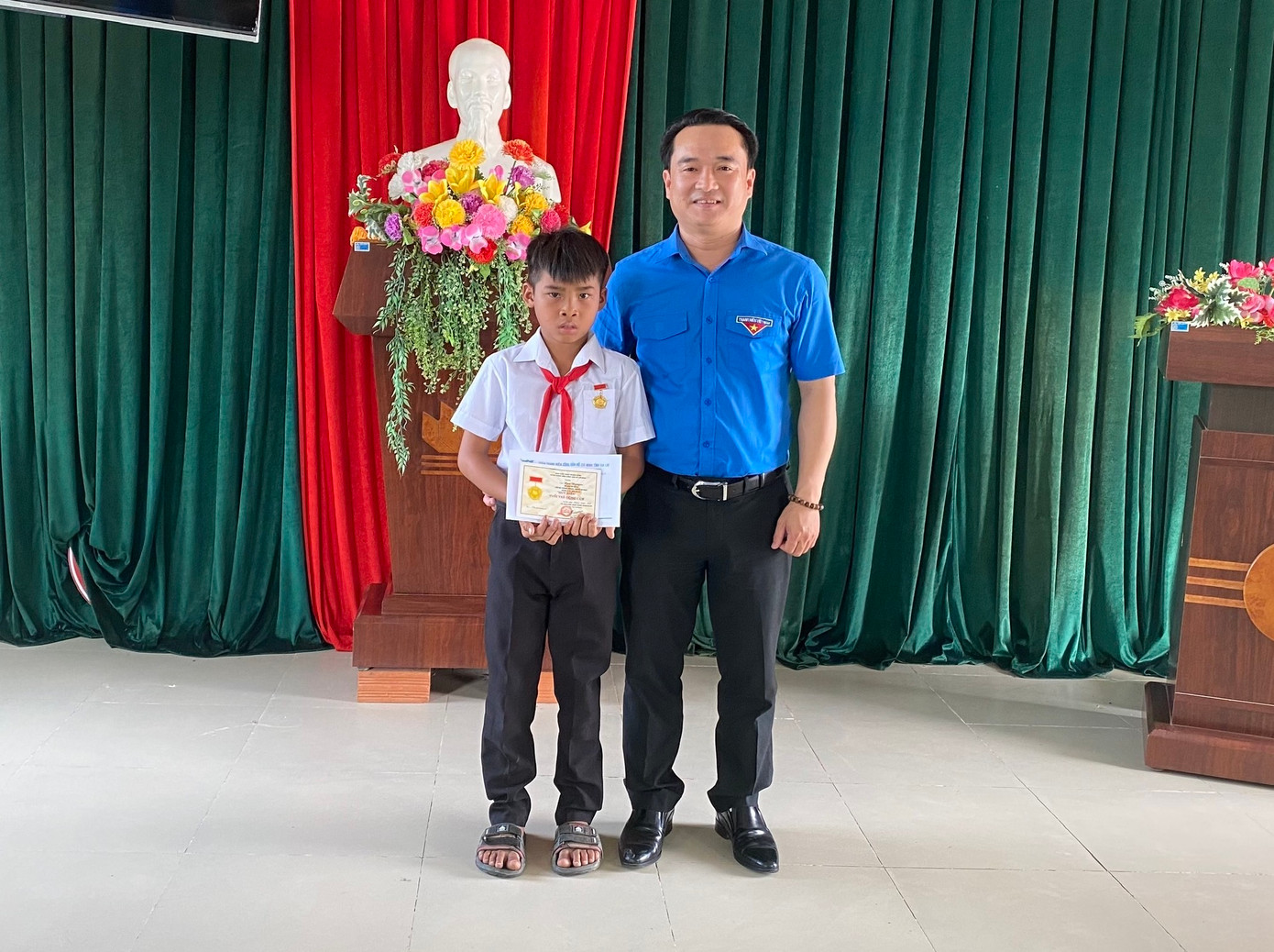Anh Đỗ Duy Nam trao huy hiệu "Tuổi trẻ dũng cảm" cho em Kpă Nguyên