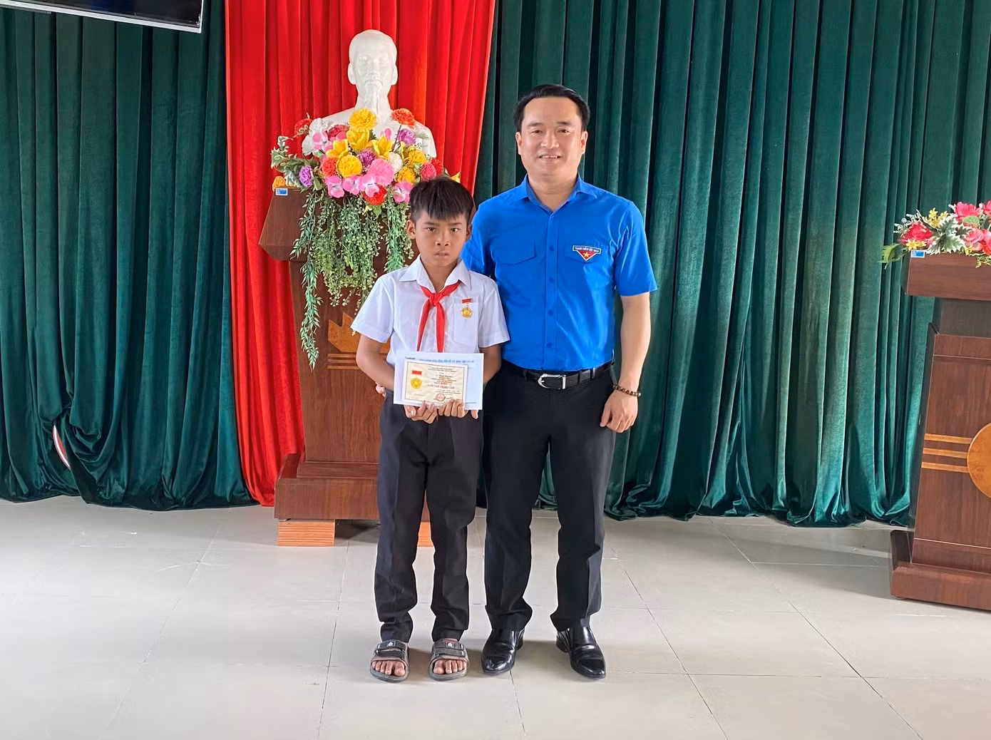 Anh Đỗ Duy Nam trao huy hiệu "Tuổi trẻ dũng cảm" cho em Kpă Nguyên