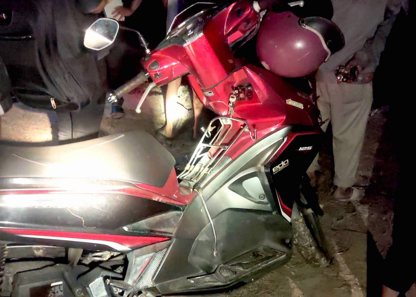 Chiếc xe máy của anh N. bỏ lại trên bãi cát