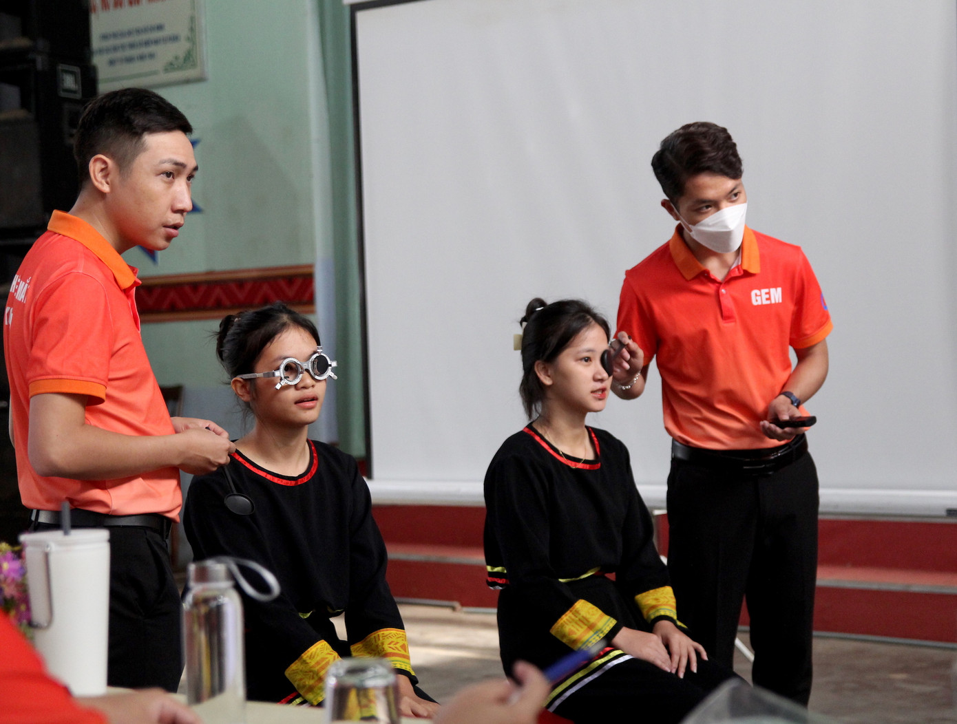 Các nguyên nhân phổ biến dẫn tới cận thị học đường là di truyền và thói quen học tập chưa đúng cách