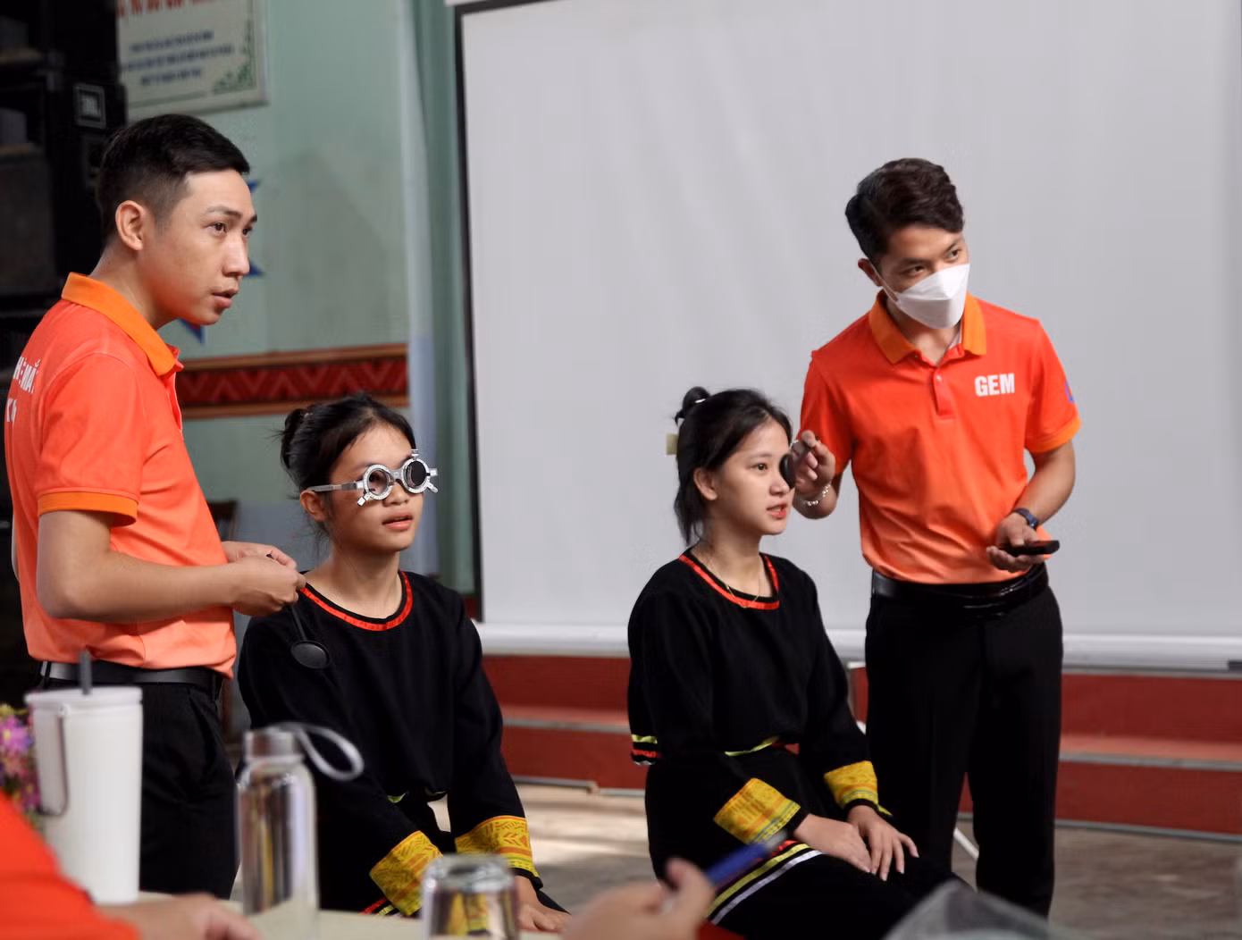 Các nguyên nhân phổ biến dẫn tới cận thị học đường là di truyền và thói quen học tập chưa đúng cách Các nguyên nhân phổ biến dẫn tới cận thị học đường là di truyền và thói quen học tập chưa đúng cách