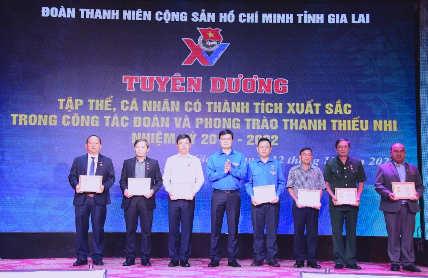 Anh Bùi Quang Huy (thứ tư từ trái qua) tặng kỷ niệm chương "Vì thế hệ trẻ" cho các đồng chí lãnh đạo, nguyên cán bộ Đoàn tỉnh Gia Lai Anh Bùi Quang Huy (thứ tư từ trái qua) tặng kỷ niệm chương "Vì thế hệ trẻ" cho các đồng chí lãnh đạo, nguyên cán bộ Đoàn tỉnh Gia Lai