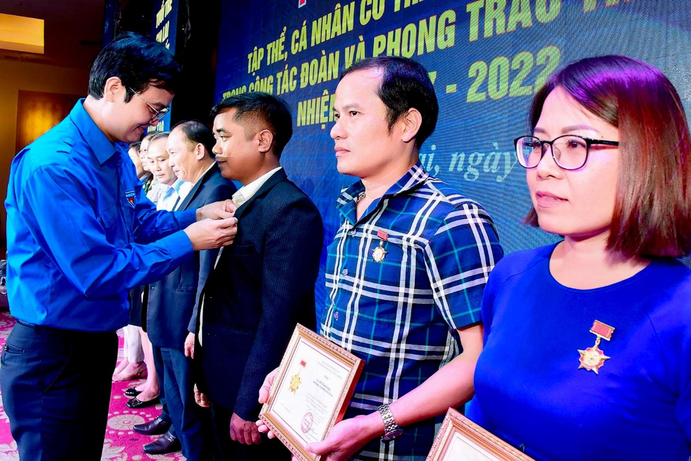 Anh Bùi Quang Huy, Bí thư thứ nhất T.Ư Đoàn đeo kỷ niệm chương cho các đồng chí lãnh đạo, nguyên cán bộ Đoàn tỉnh Gia Lai Anh Bùi Quang Huy, Bí thư thứ nhất T.Ư Đoàn đeo kỷ niệm chương cho các đồng chí lãnh đạo, nguyên cán bộ Đoàn tỉnh Gia Lai