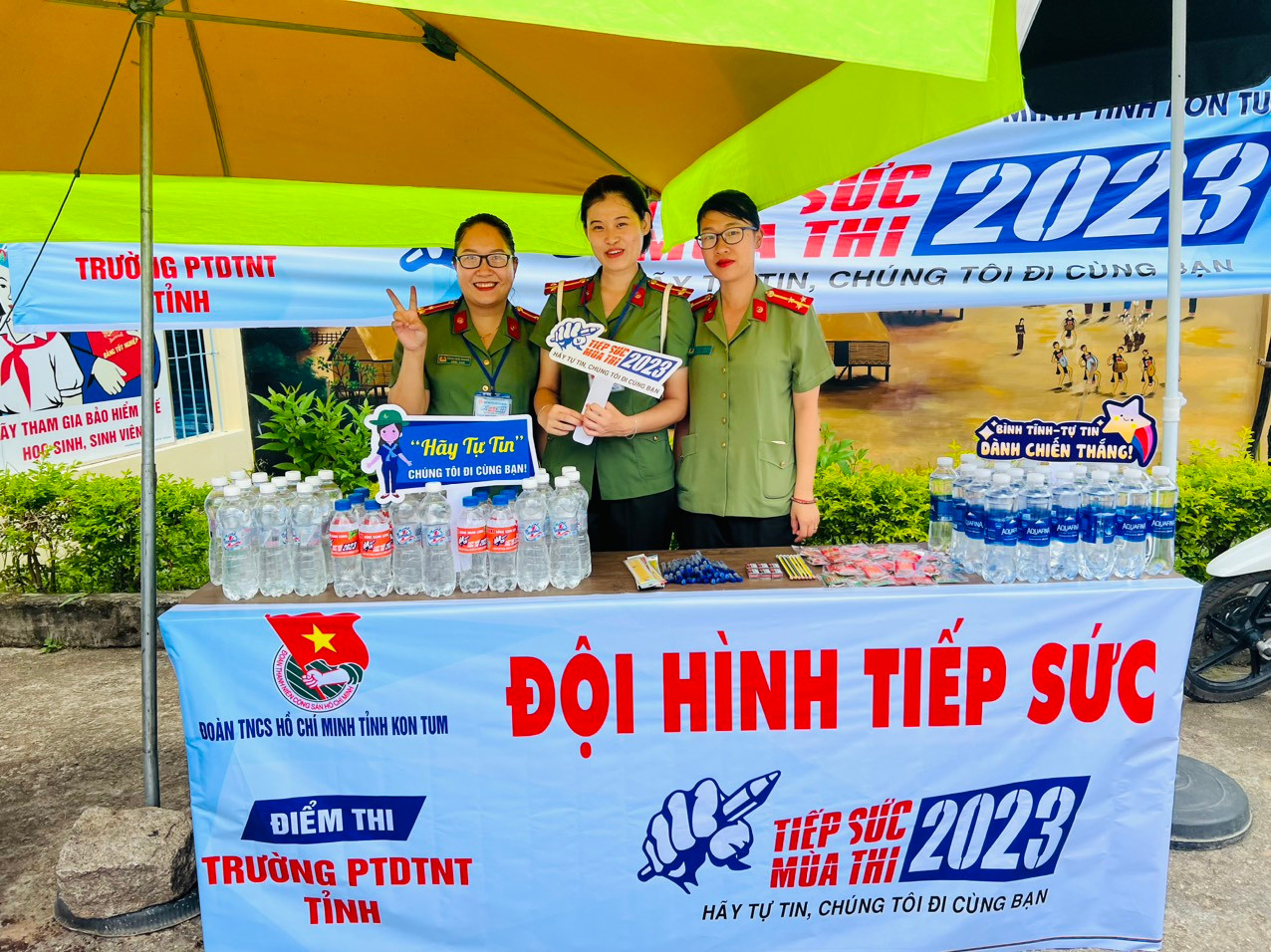 Đoàn thanh niên Công an tỉnh Kon Tum quyết định tặng móc khoá an ninh để cung cấp những khuyến cáo phòng các thủ đoạn lừa đảo