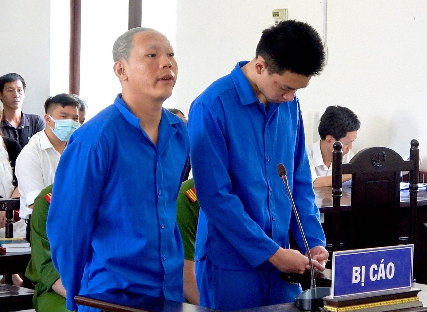 Lê Ngọc Vinh (bên trái) tại phiên toà