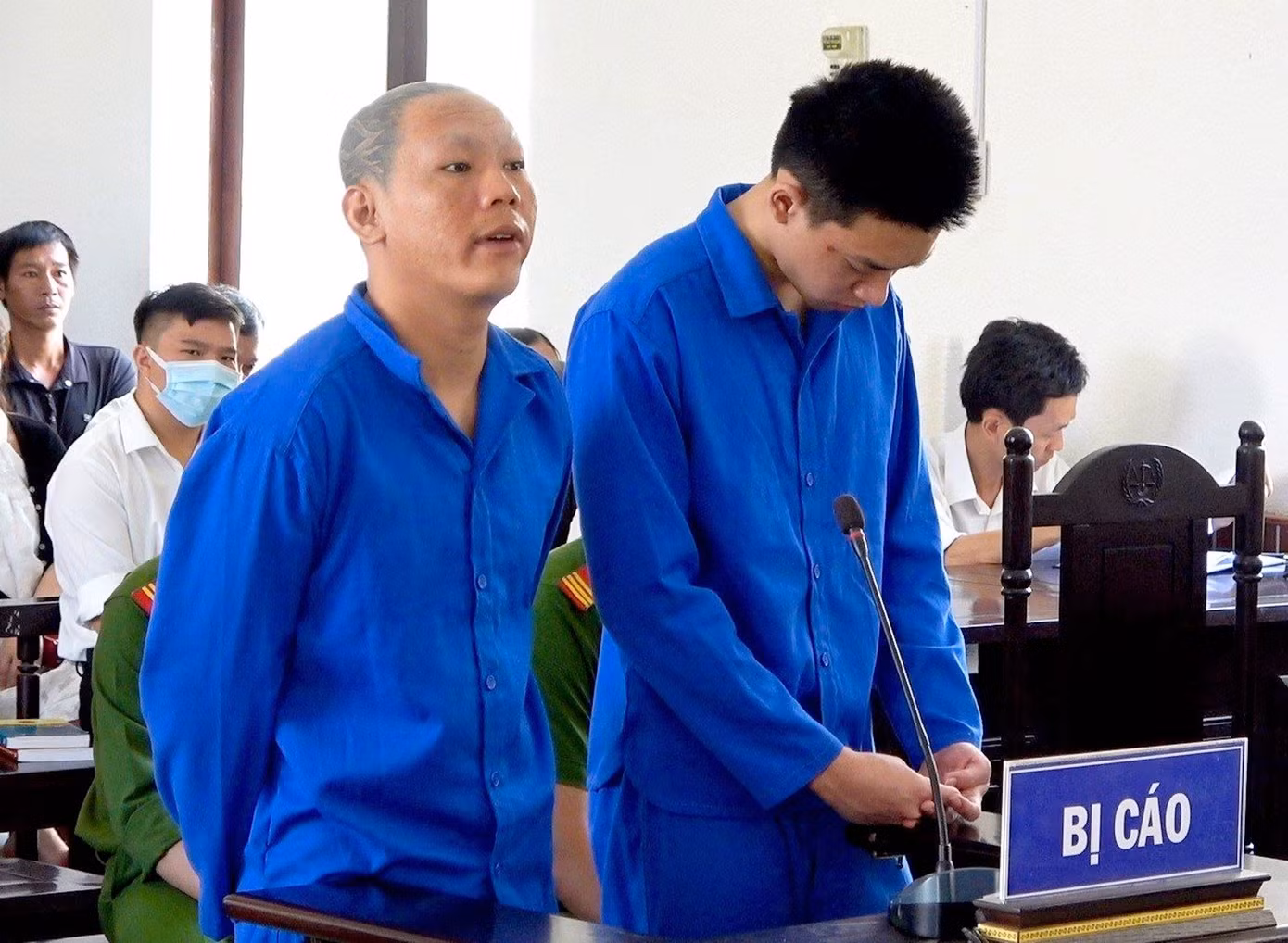 Lê Ngọc Vinh (bên trái) tại phiên toà