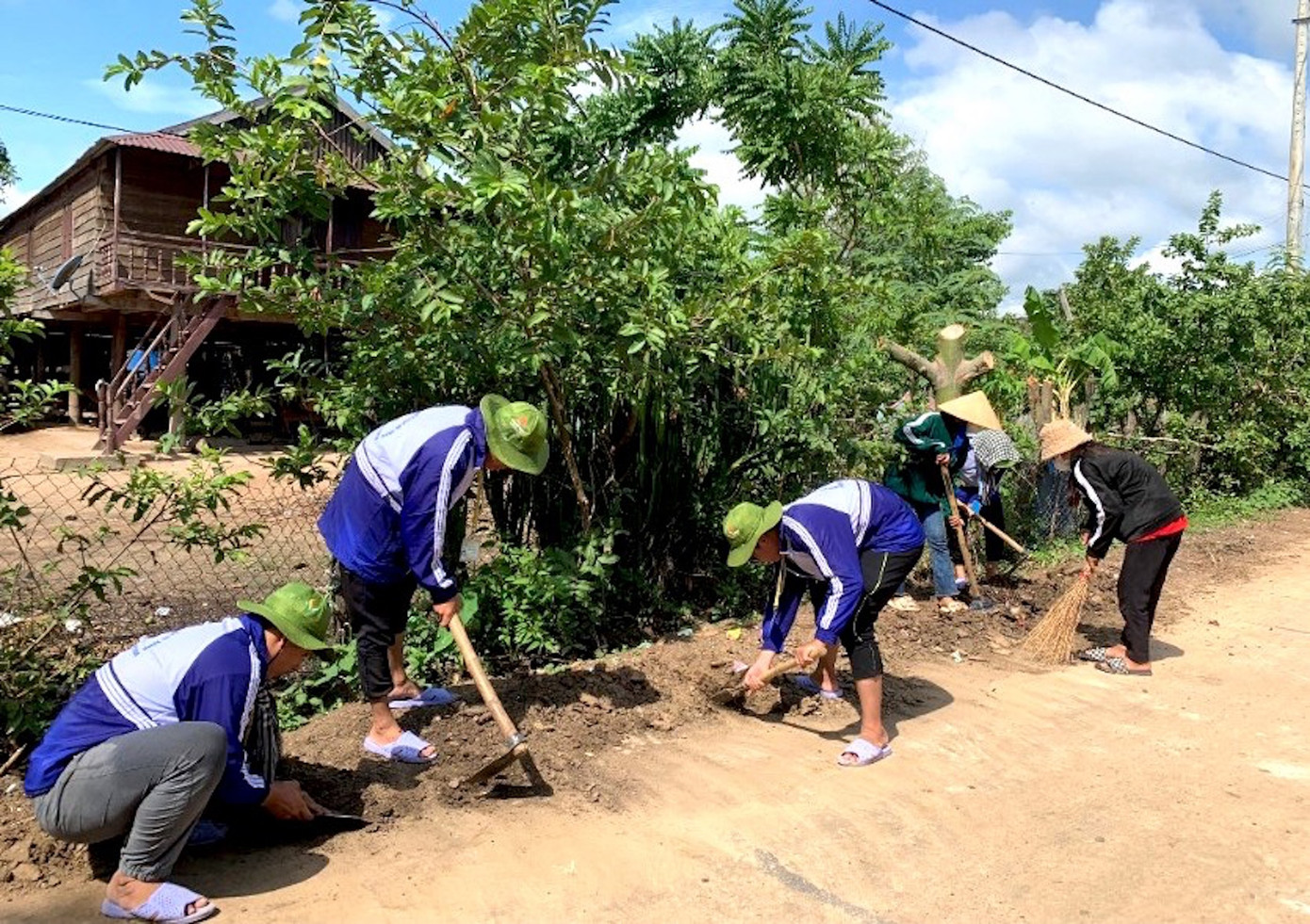 Những việc làm thiết thực tạo hình ảnh đẹp với người dân nơi bản làng Gia Lai Những việc làm thiết thực tạo hình ảnh đẹp với người dân nơi bản làng Gia Lai
