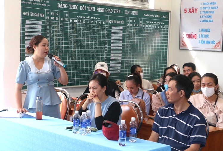 Nhiều phụ huynh bức xúc, phản ứng với cách giảng dạy của cô giáo T.