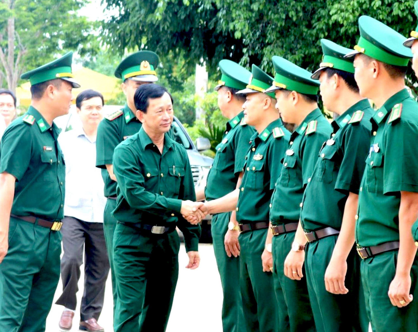 Ông Dương Văn Trang (từng là Đại tá, Chỉ huy trưởng Bộ chỉ huy quân sự tỉnh Gia Lai) làm việc tại Đồn Biên phòng Cửa khẩu Quốc tế Bờ Y Ông Dương Văn Trang (từng là Đại tá, Chỉ huy trưởng Bộ chỉ huy quân sự tỉnh Gia Lai) làm việc tại Đồn Biên phòng Cửa khẩu Quốc tế Bờ Y