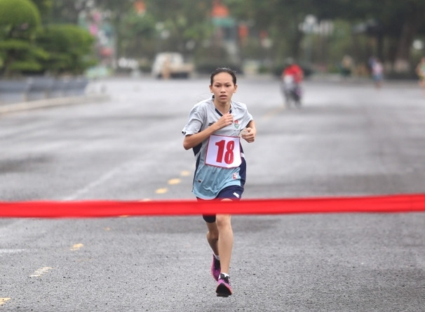 VĐV Lã Đàm Huyền Trang của đoàn Đak Nông đã cán đích đầu tiên ở nội dung 3 km nữ VĐV Lã Đàm Huyền Trang của đoàn Đak Nông đã cán đích đầu tiên ở nội dung 3 km nữ