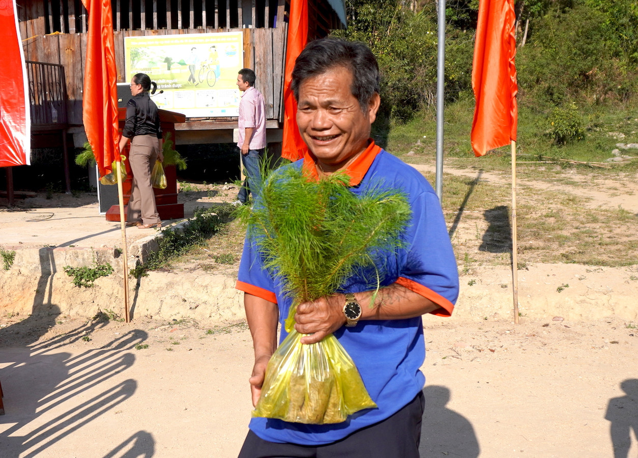 Người dân rất phấn khởi khi có những cây thông giống để trồng trên vùng núi Ngọc Linh